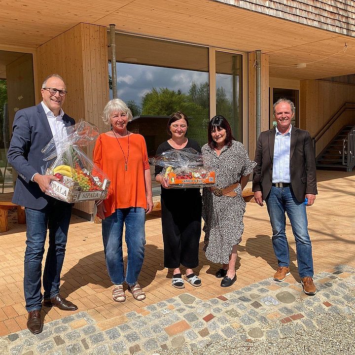 Landtagsvizepräsident Hold mit dem Leitungsteam der Kinderkrippe Waltenhofen, Frau Anna Fritz, Frau Tanja Neuschäfer-Toldrian und Frau Sylvia Sava sowie dem 1. Bürgermeister Eckhard Harscher | Foto: Kathrin Dorsch 