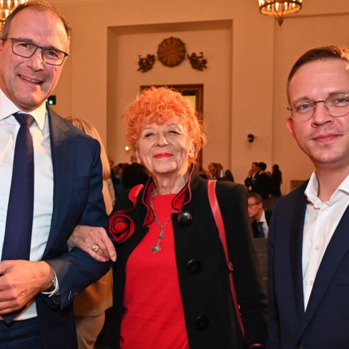 (v.l.n.r.) Landtagsvizepräsident Alexander Hold, Fotografin Herlinde Koelbl und Priv.-Doz. Dr. med. Leonhard Schilbach, Oberarzt an der Klinik und Poliklinik für Psychiatrie und Psychotherapie am LVR-Klinikum Düsseldorf | Bildarchiv Bayerischer Landtag, Foto Rolf Poss