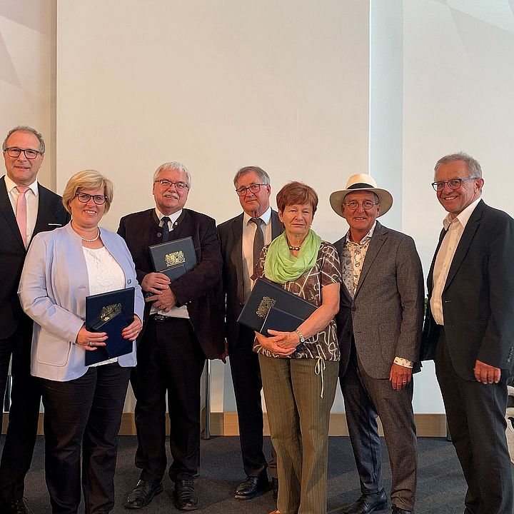 (v.l.): Alexander Hold, Landtagsvizepräsident, Petra Müller, Sonthofen, Wolfgang Groß, Kaufbeuren, Ingrid Müller, Altusried, Prof. Dr. Karl Thiere, Kempten, Leo Hiemer, Kaufbeuren, Thomas Gehring, Landtagsvizepräsident | Foto: Sabrina Schmidt/FREIE WÄHLER Landtagsfraktion