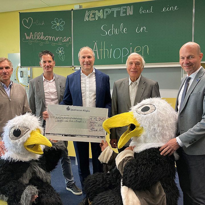 (v.l.n.r.) Schulleiter Dieter Gross, Schatzmeister des Fördervereins Thomas Baier-Regnery, Landtagsvizepräsident Alexander Hold, Vorsitzender des Fördervereins Prof. Johannes Steinbrunn und Oberbürgermeister Thomas Kiechle, Foto: Kathrin Dorsch
