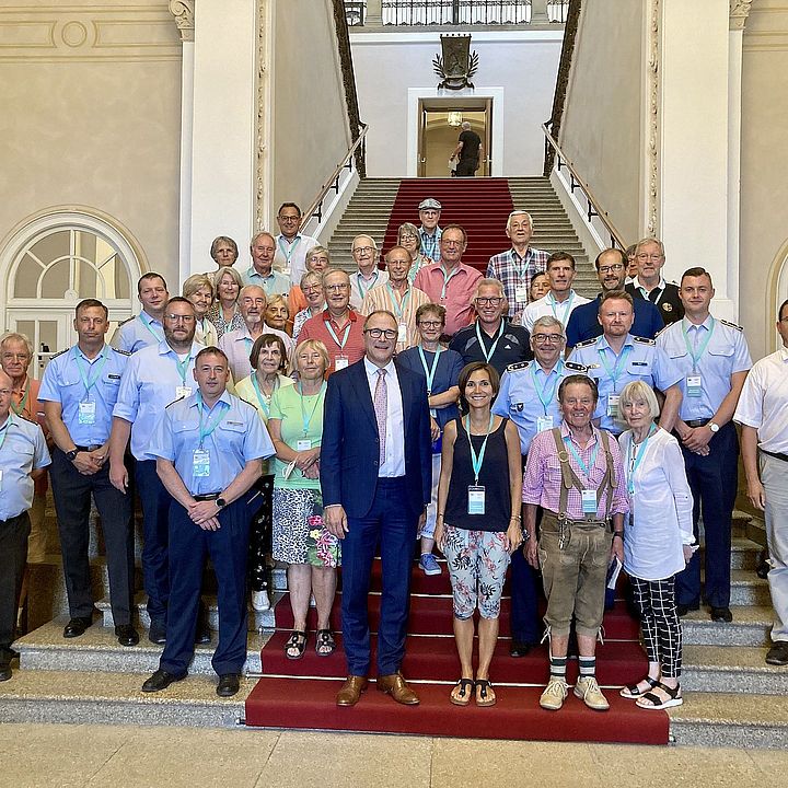 Alexander Hold mit seiner Besuchergruppe im Friedrich Bürklin Saal des Bayerischen Landtags| Foto: Kathrin Dorsch