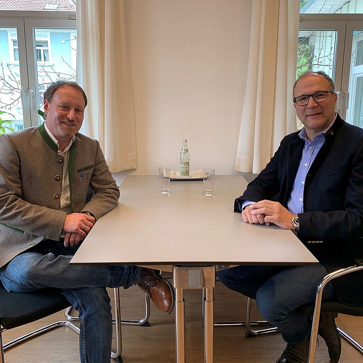 Landtagsvizepräsident Alexander Hold und der Erste Bürgermeister Florian Schmid beim gemeinsamen Austausch im Rathaus in Weitnau